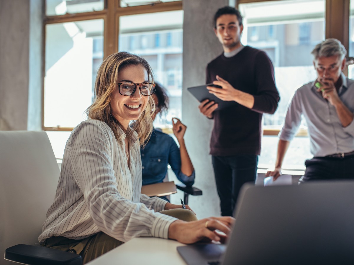 Equipo de Agencia Ruido trabajando en estrategias digitales